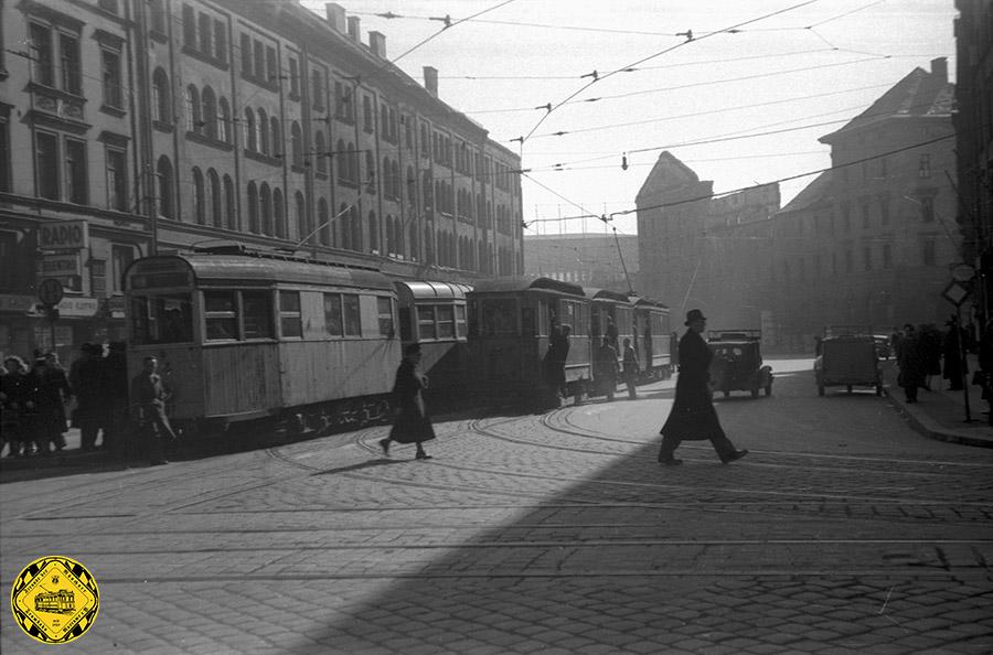 Bilder aus dem Jahr 1947 vom Isartorplatz: der Trambahnverkehr wird so gut wie möglich mit den Wagen, die unbeschädigt durch den Krieg gekommen sind, weitergeführt, verstärkt hier mit verschiedenen K Typ Wagen, da anfangs aussahen wie fahrbare Bretterverschläge.